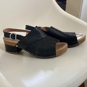Dansko size 40 Black leather upper lined sandals w/ wood accents